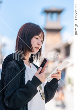川越観光を楽しむ若い日本人女性 スマートフォンで地図を確認 旅行 散策 ライフスタイル 139544967