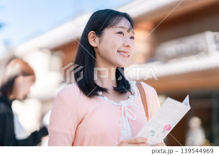 小江戸川越の時の鐘を背景に観光を楽しむ女性 パンフレットを手に街歩き 埼玉 観光イメージ 小江戸川越の時の鐘を背景に観光を楽しむ女性 パンフレットを手に街歩き 埼玉 観光イメージ 139544969