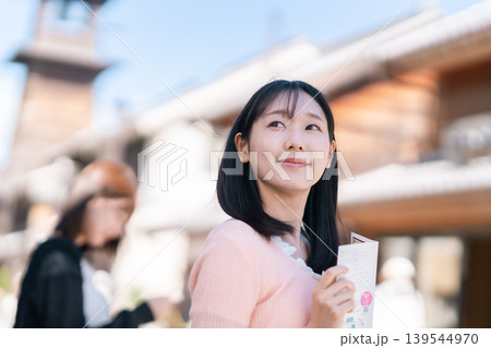 小江戸川越の時の鐘を背景に観光を楽しむ女性 パンフレットを手に街歩き 埼玉 観光イメージ 小江戸川越の時の鐘を背景に観光を楽しむ女性 パンフレットを手に街歩き 埼玉 観光イメージ 139544970