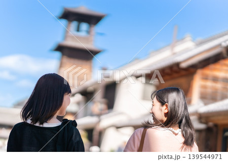 川越・時の鐘を背景に歩く若い女性二人組 女子旅 街歩き 散策 埼玉観光 川越・時の鐘を背景に歩く若い女性二人組 女子旅 街歩き 散策 埼玉観光 139544971