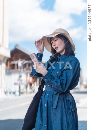 小江戸川越を観光する麦わら帽子の女性 スマートフォンで地図を見る 街歩き 旅行 139544977