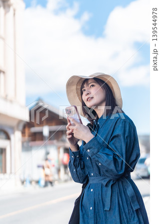 小江戸川越を観光する麦わら帽子の女性 スマートフォンで地図を見る 街歩き 旅行 小江戸川越を観光する麦わら帽子の女性 スマートフォンで地図を見る 街歩き 旅行 139544978