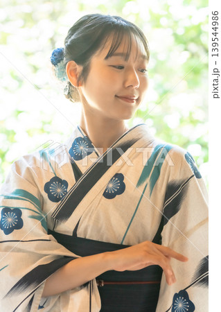 浴衣姿で庭園を散策する日本人女性 和風ポートレート 夏の思い出 139544986