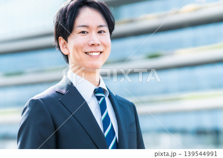 オフィス街で爽やかな笑顔を見せる若手ビジネスマン オフィス街で爽やかな笑顔を見せる若手ビジネスマン 139544991
