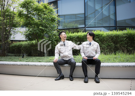 休憩中に会話する作業員のポートレート職場のコミュニケーション、人間関係性広角 休憩中に会話する作業員のポートレート職場のコミュニケーション、人間関係性広角 139545294