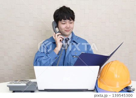デスクワークをする労働者 139545300