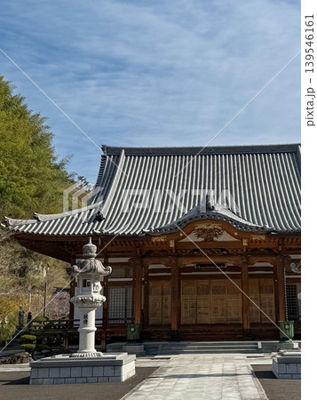 晴天の洞雲寺本堂と山の風景 コピースペースあり 晴天の洞雲寺本堂と山の風景 コピースペースあり 139546161