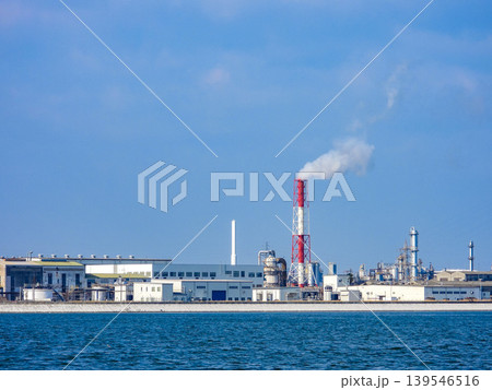 海から見た工場の風景 海から見た工場の風景 139546516