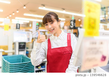 スーパーのレジで働く女性 スーパーのレジで働く女性 139546628