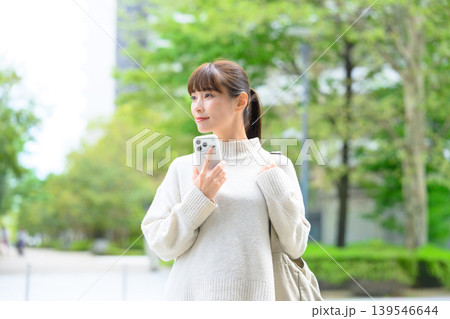 スマホを持つ女性、屋外 スマホを持つ女性、屋外 139546644