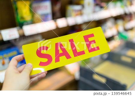 セール表示、買い物客の手 139546645