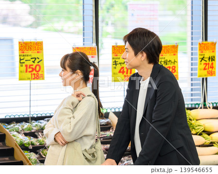 スーパーで買い物する夫婦 スーパーで買い物する夫婦 139546655