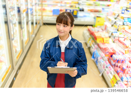 スーパーで働く女性スタッフ 139546658