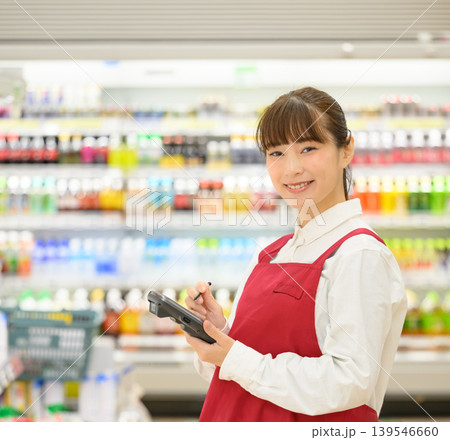 スーパーで働く女性店員 スーパーで働く女性店員 139546660