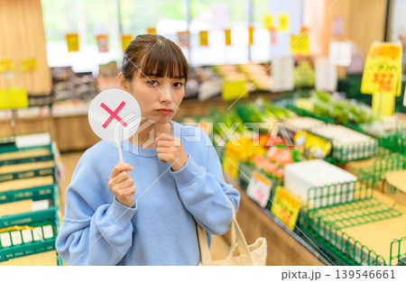スーパーでバツ印を持つ女性 スーパーでバツ印を持つ女性 139546661