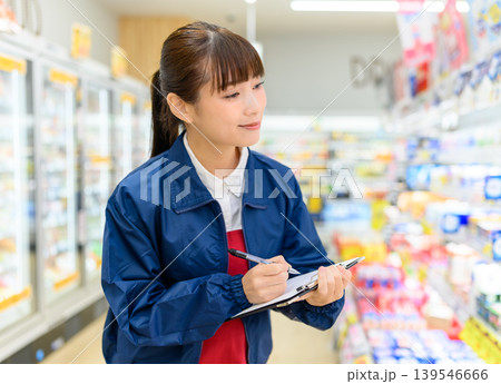 スーパーで働く女性 スーパーで働く女性 139546666