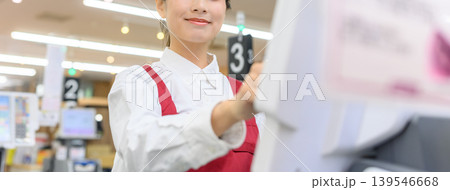レジで働く女性店員 レジで働く女性店員 139546668