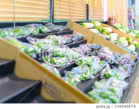 スーパーの野菜売り場風景 スーパーの野菜売り場風景 139546674