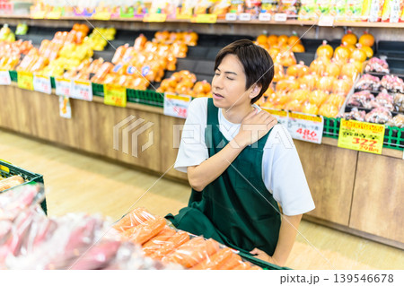 肩を痛める店員 139546678