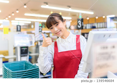スーパーのレジで働く女性 スーパーのレジで働く女性 139546684