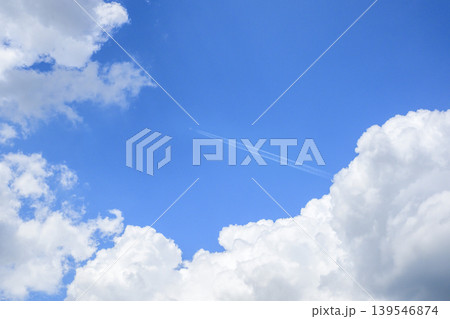 青空と雲とヒコーキとヒコーキ雲 青空と雲とヒコーキとヒコーキ雲 139546874