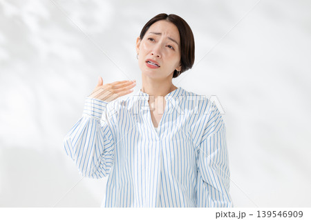 暑がる女性 暑がる女性 139546909