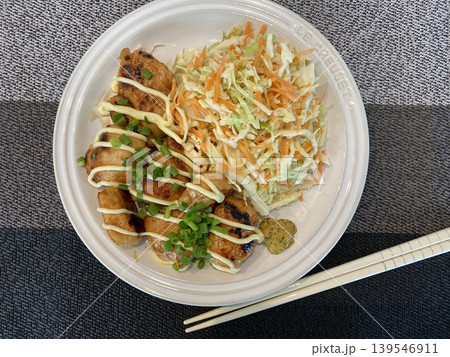 チキンとコールスローのプレート チキンとコールスローのプレート 139546911