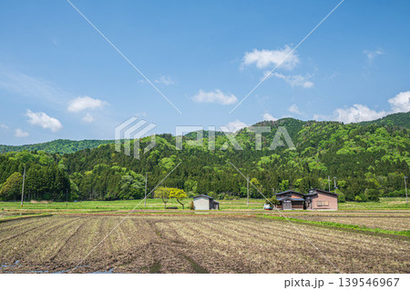 奥琵琶湖の田園風景 滋賀県長浜市西浅井町 奥琵琶湖の田園風景 滋賀県長浜市西浅井町 139546967