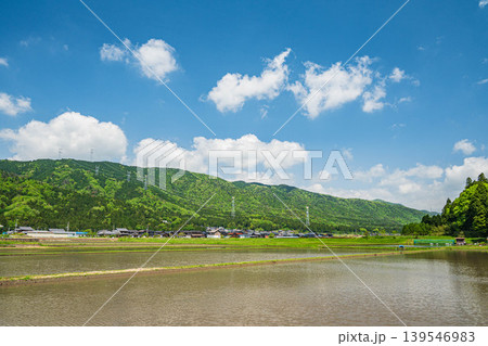 奥琵琶湖の田園風景 水を張った田んぼ 滋賀県長浜市西浅井町 奥琵琶湖の田園風景 水を張った田んぼ 滋賀県長浜市西浅井町 139546983