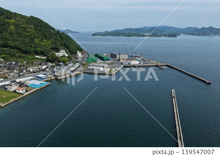 広島県三原市糸崎漁港と瀬戸内海を望む空撮写真 広島県三原市糸崎漁港と瀬戸内海を望む空撮写真 139547007