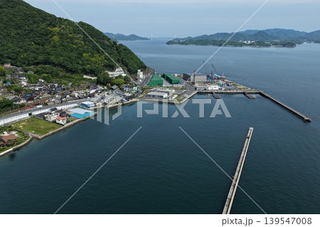 広島県三原市糸崎漁港と瀬戸内海の湾を俯瞰した空撮写真 139547008