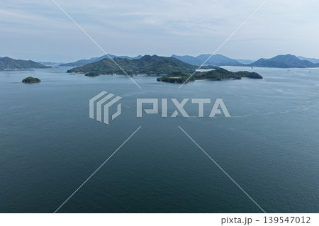広島県三原市沖の瀬戸内海に浮かぶ島々を望む空撮写真 広島県三原市沖の瀬戸内海に浮かぶ島々を望む空撮写真 139547012