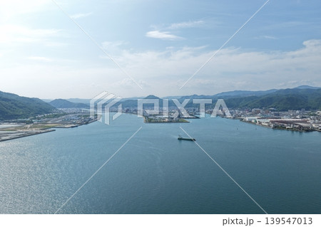 広島県三原市の湾と港湾都市を望む空撮写真 広島県三原市の湾と港湾都市を望む空撮写真 139547013