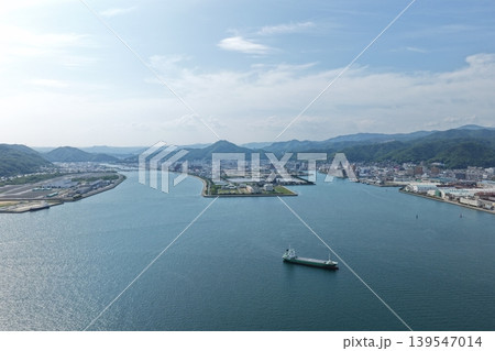広島県三原市の港湾と貨物船を望む空撮写真 139547014