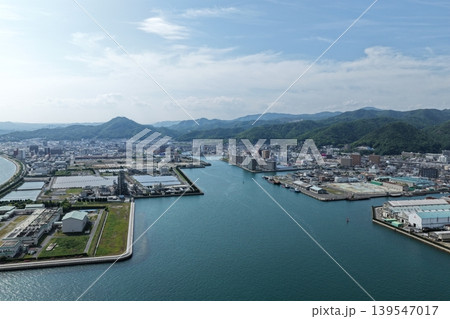 広島県三原市の港湾・工業地帯を斜め俯瞰した空撮写真 広島県三原市の港湾・工業地帯を斜め俯瞰した空撮写真 139547017