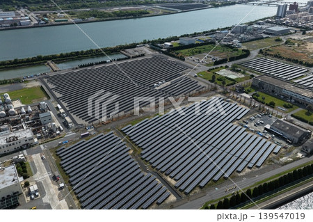 広島県三原市の河川沿いに広がる大規模太陽光発電所の空撮写真 139547019
