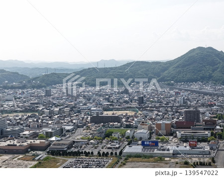 広島県三原市の市街地と背後の山並みを望む空撮写真 139547022