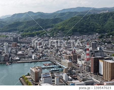 広島県三原市の市街地と湾岸エリアを俯瞰した空撮写真 広島県三原市の市街地と湾岸エリアを俯瞰した空撮写真 139547023
