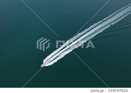 広島県三原市沖を高速で航行する旅客船の空撮写真 広島県三原市沖を高速で航行する旅客船の空撮写真 139547026