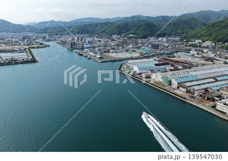 広島県三原市の港湾・臨海工業地帯を斜め俯瞰した空撮写真 広島県三原市の港湾・臨海工業地帯を斜め俯瞰した空撮写真 139547030
