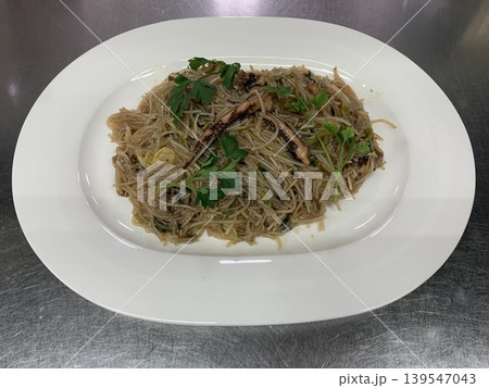 イカゲソ　豆苗　焼きビーフン 139547043