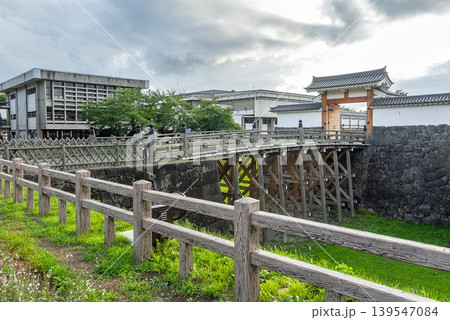 山形城跡の復元された本丸一文字門と大手橋の全景(山形県山形市) 山形城跡の復元された本丸一文字門と大手橋の全景(山形県山形市) 139547084