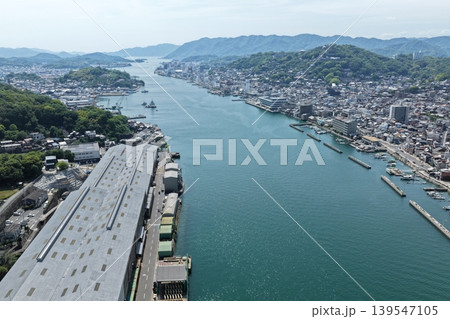 広島県尾道水道と尾道市街地・向島を望む空撮写真 広島県尾道水道と尾道市街地・向島を望む空撮写真 139547105