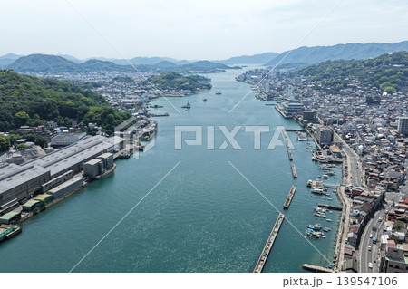 広島県尾道水道と尾道市街地・向島を望む空撮写真 広島県尾道水道と尾道市街地・向島を望む空撮写真 139547106