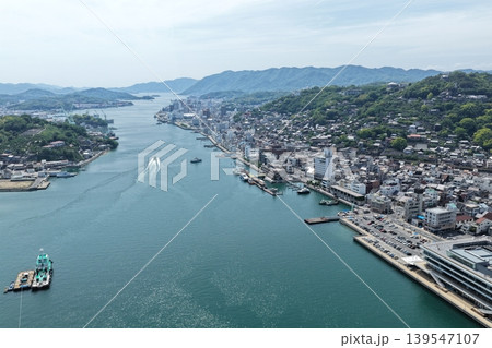 広島県尾道水道と尾道市街地・向島を望む空撮写真 139547107