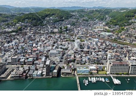 広島県尾道市の市街地と尾道水道を俯瞰した空撮写真 広島県尾道市の市街地と尾道水道を俯瞰した空撮写真 139547109