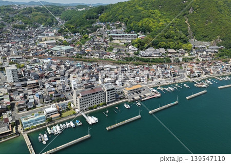 広島県尾道市の尾道水道沿い港と市街地を斜め俯瞰した空撮写真 広島県尾道市の尾道水道沿い港と市街地を斜め俯瞰した空撮写真 139547110