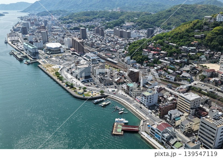 広島県尾道市の市街地と尾道水道を斜め俯瞰した空撮写真 139547119