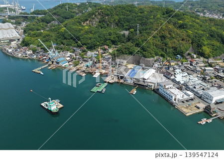 広島県尾道市の造船所と尾道水道を俯瞰した空撮写真 広島県尾道市の造船所と尾道水道を俯瞰した空撮写真 139547124