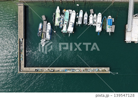 広島県尾道市の漁港に係留された漁船群を真俯瞰した空撮写真 139547128